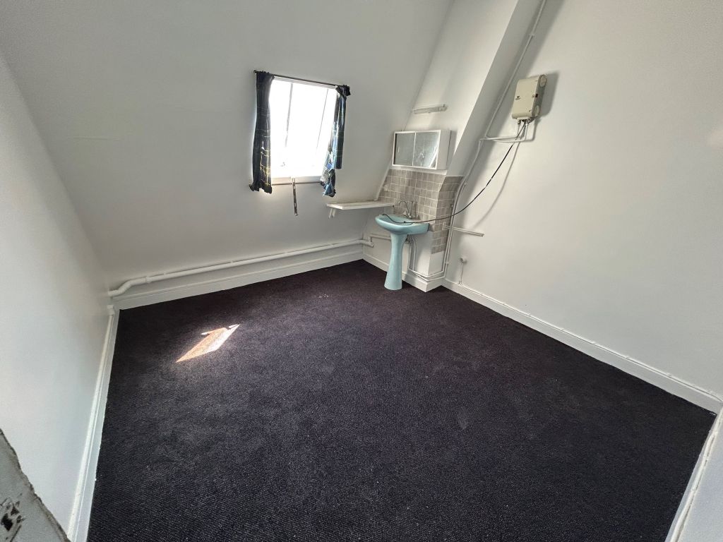 maids room 1 room for sale on PARIS (75008)