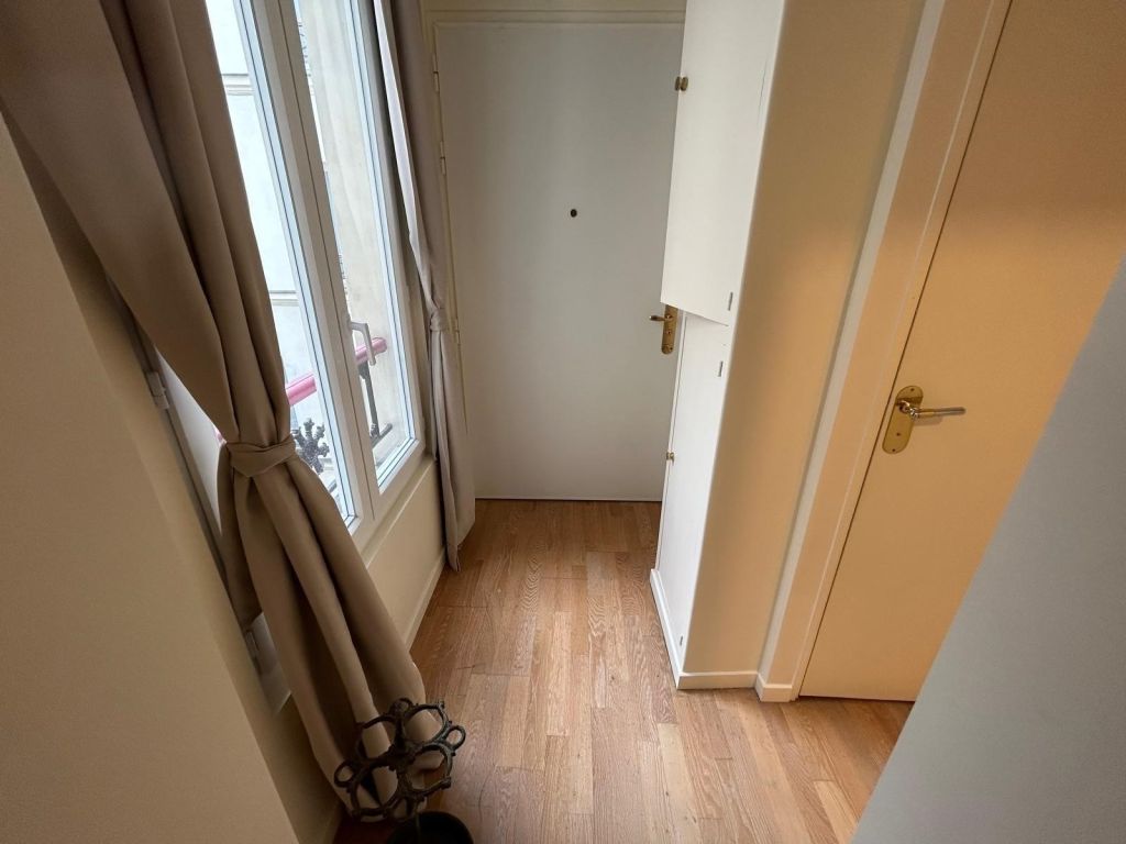 studio for rent on PARIS (75008)